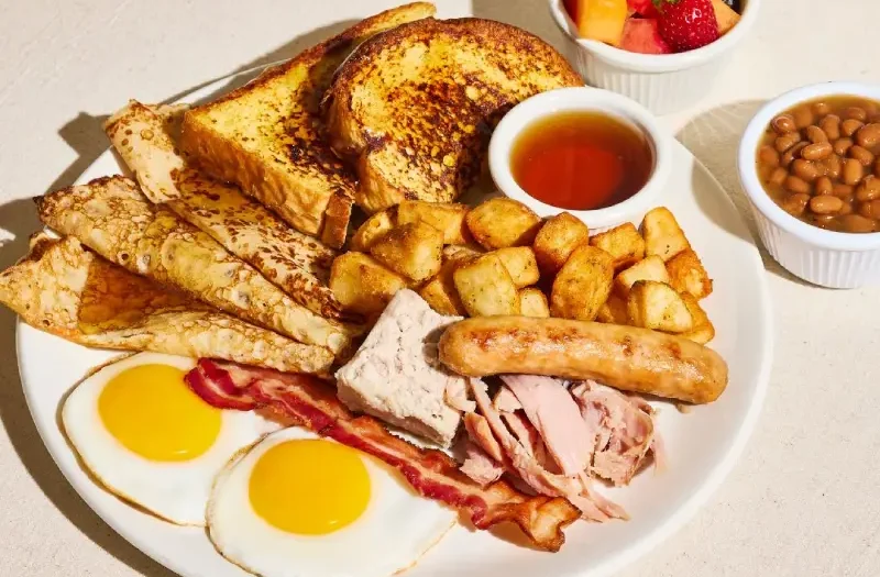 Assiette brunch avec deux œufs à ton goût, bacon, jambon effiloché, saucisse, fèves au lard, cretons, choix de crêpe (1), crêpes fines (3), pain