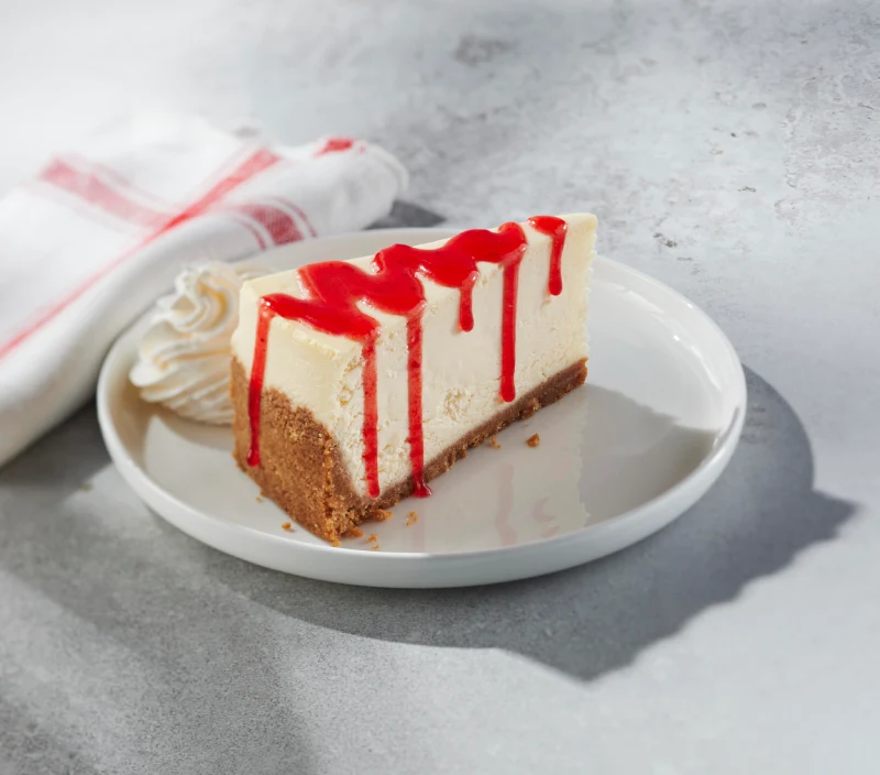 Gâteau au fromage indémodable avec base de chapelure de biscuits Graham recouverte d’une généreuse portion d’un mélange onctueux au fromage à la