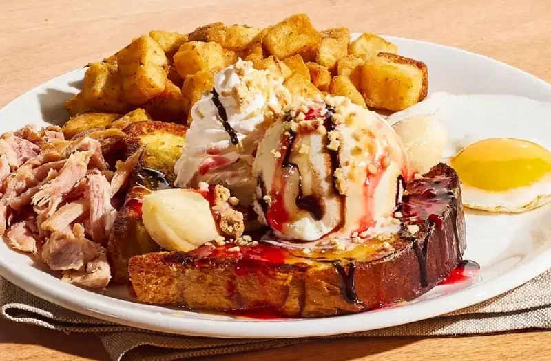 Banana split avec œuf(s) à ton goût avec un choix salé parmi cretons, bacon, saucisses, fèves au lard ou jambon effiloché, accompagnés de pain