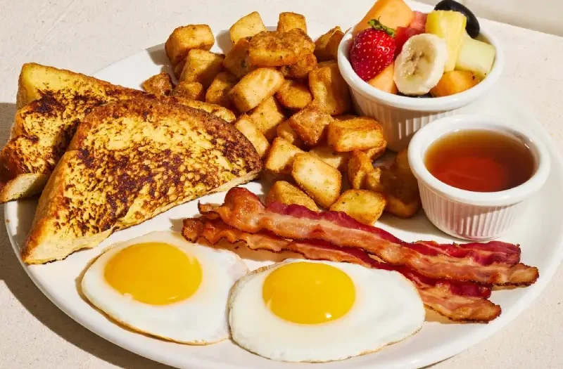 Sucré-salé avec œuf(s) à ton goût avec un choix sucré parmi pain aux oeufs doré, crêpe (1), crêpes fines (3) et un choix salé parmi cretons