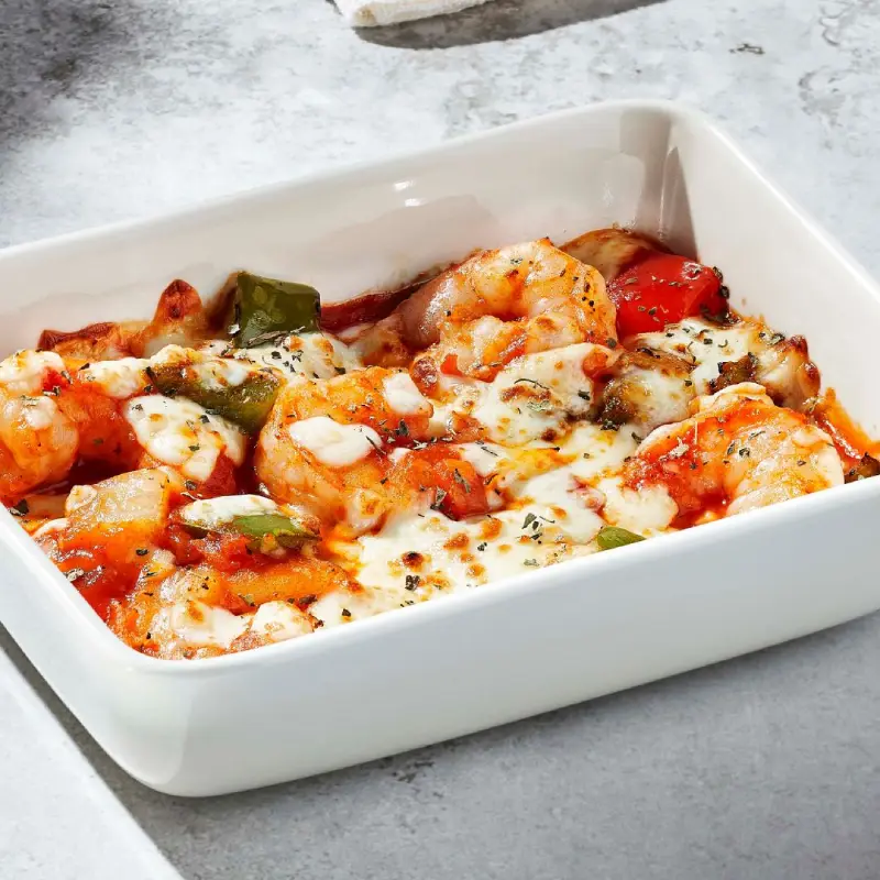 Crevettes au gratin à la napolitaine avec sauce napolitaine, poivrons rouges et verts avec oignons sautés dans de la tartinade à l’ail, le tout