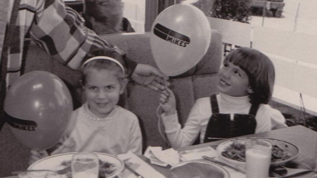 Enfant chez Toujours Mikes avec ballon années 60