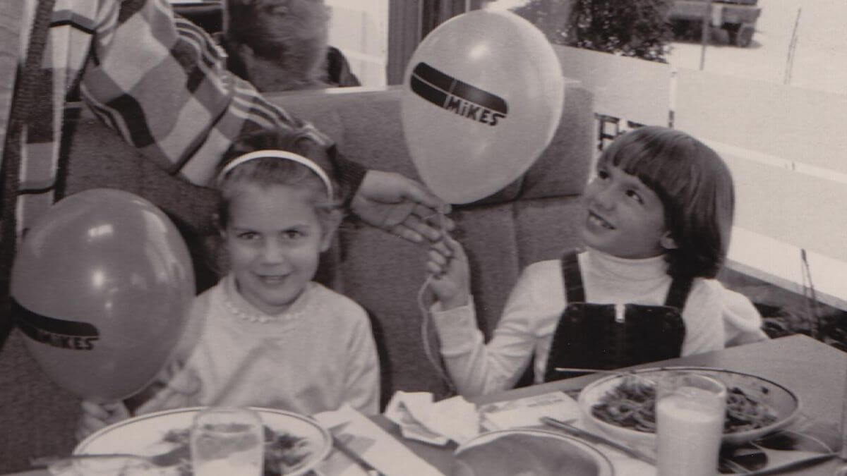 Enfant chez Toujours Mikes avec ballon années 60