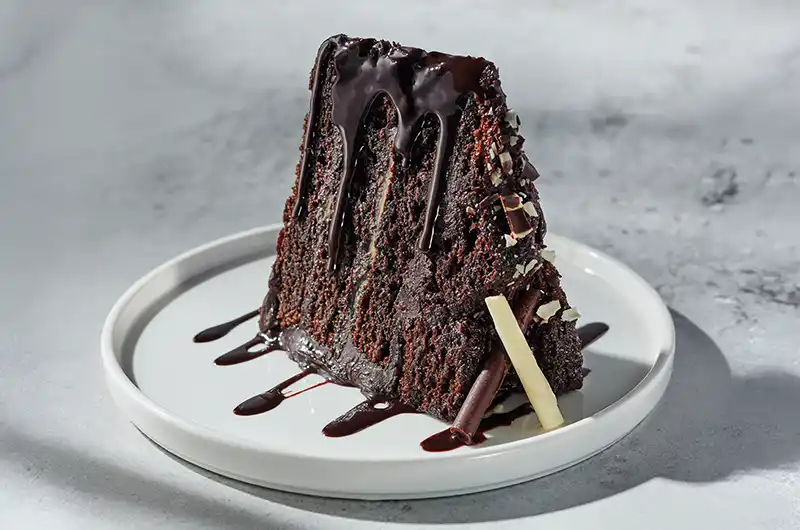 Gâteau au chocolat hercule avec son nom parle de lui-même ! Gâteau copieux et mœlleux au chocolat, composé d’une ganache au chocolat noir et de