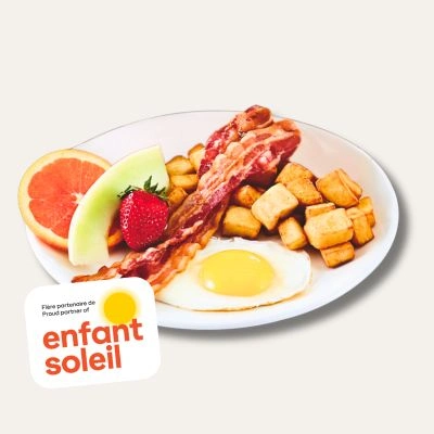 Le petit gourmand avec un œuf et choix de bacon, jambon effiloché ou saucisse