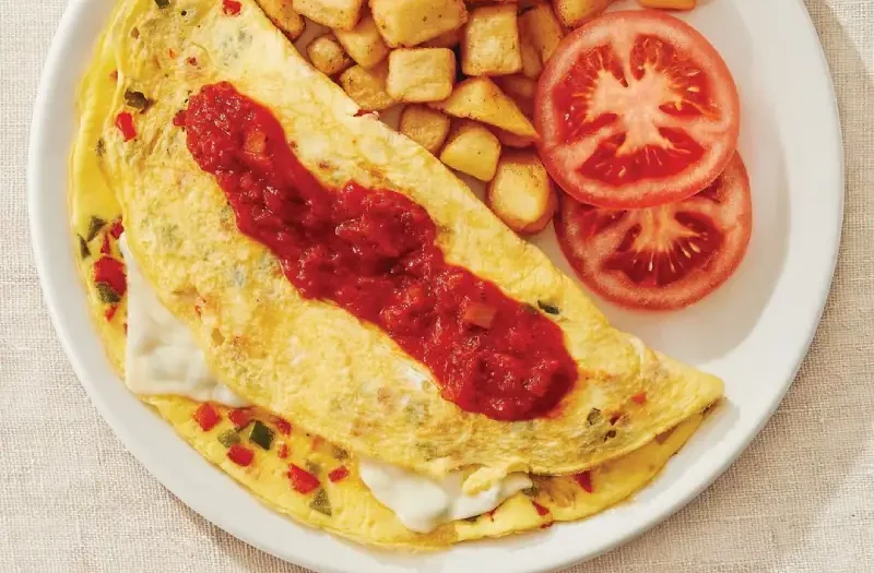 Espagnole avec poivrons rouges et verts, oignons, fromage mozzarella et sauce napolitaine