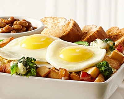 Hollandaise avec œuf(s) à ton goût servi(s) sur une délicieuse préparation gratinée composée de pommes de terre assaisonnées, bacon, brocoli