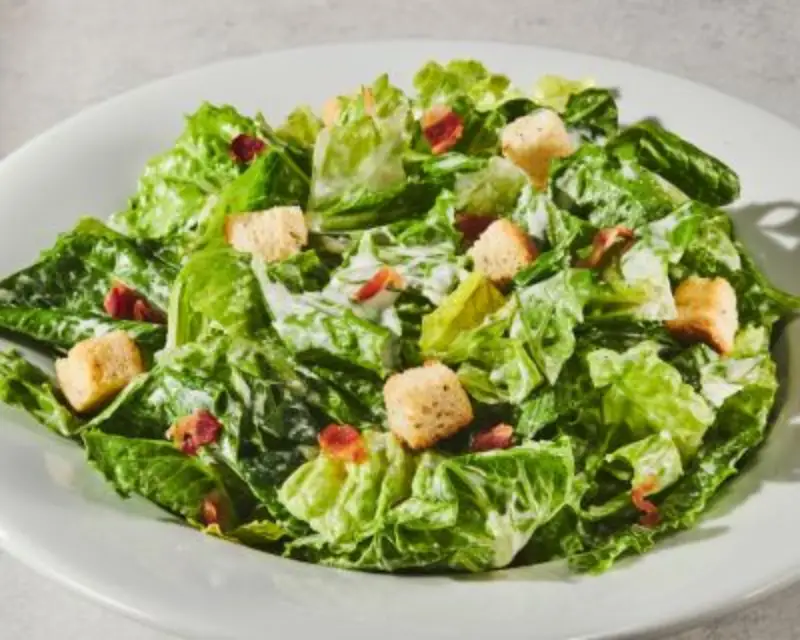 Salade César (entrée), Laitue romaine avec croûtons et bacon, agrémentée d’une vinaigrette crémeuse à l’ail