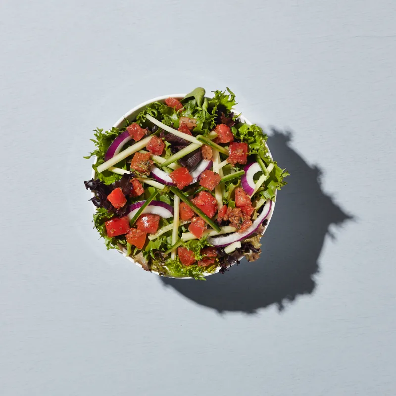 Salade maison (entrée), Laitue mesclun accompagnée de concombres et d’oignons rouges, le tout garni de bruschetta et agrémenté d’une vinaigrette