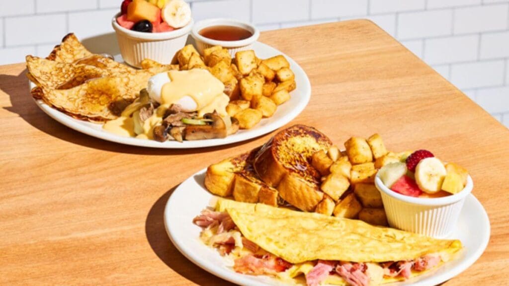 deux assiettes déjeuners : omelettes jambon et oeuf benedictine steak philly avec patates et fruits