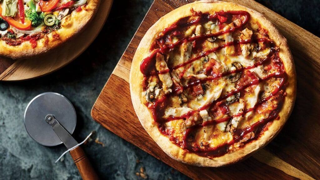 pizza poulet bacon bbq avec accessoire pizza