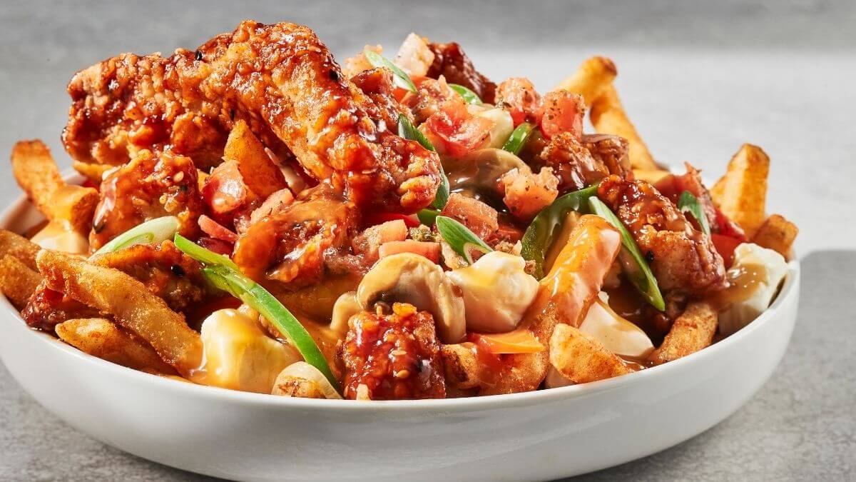 poutine aux poivrons oignons filets de poulet croustillants sauce tao fromage en grain
