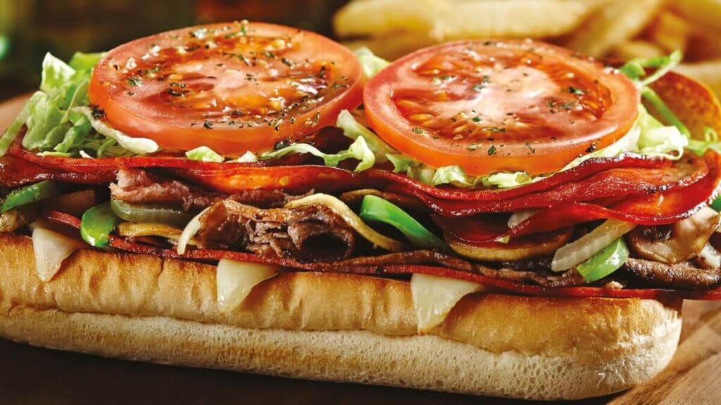 sous-marin superstar garni de fromage, viande, legumes tomates