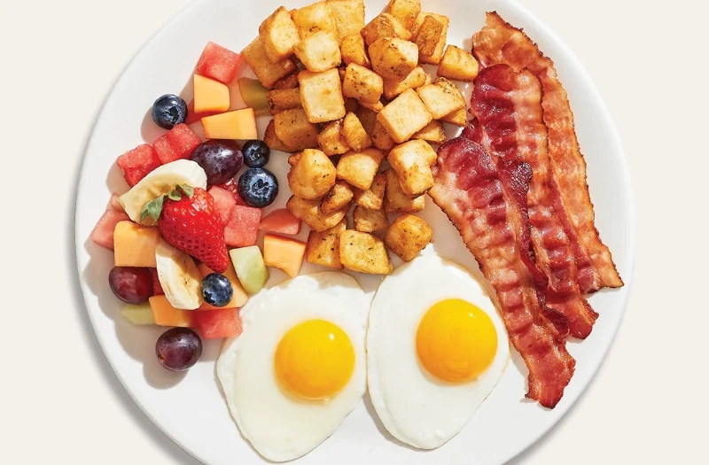 Egg with 1 choice of meat with 1 or 2 eggs with a choice of bacon, sausages, pulled ham, cretons, or baked beans