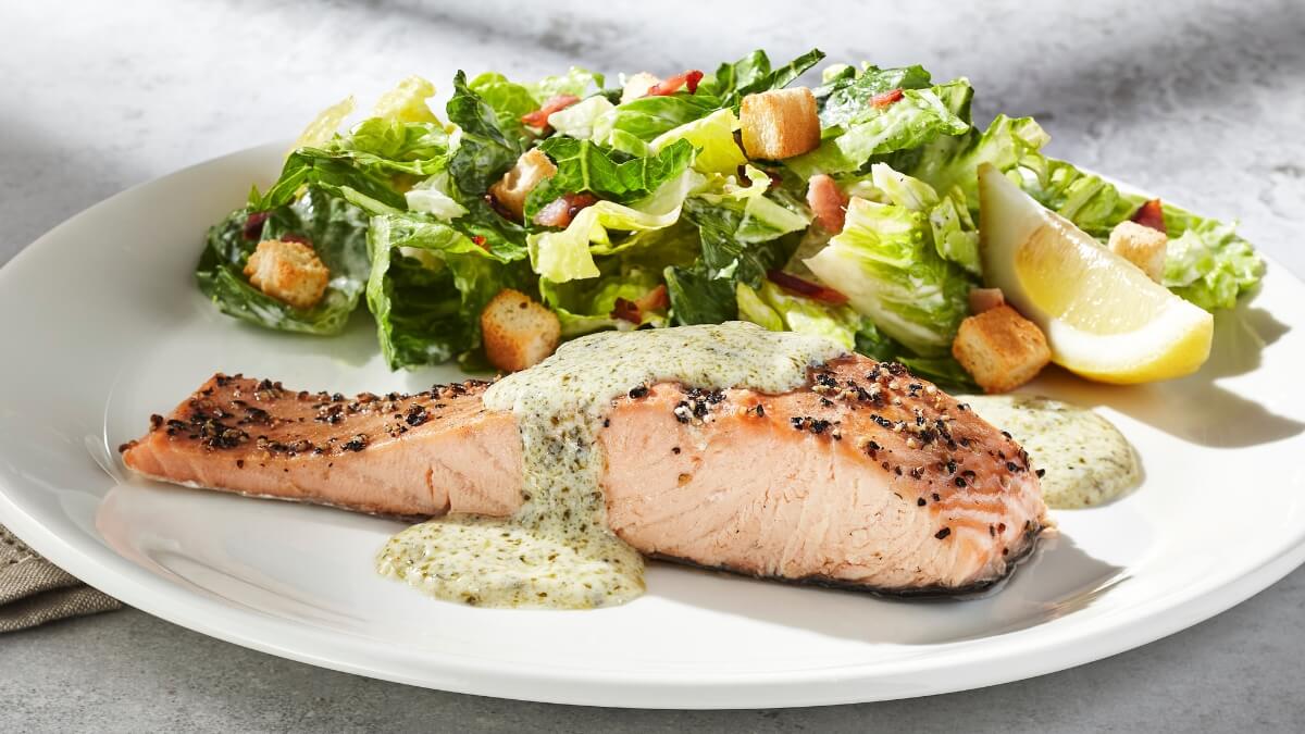 assiette saumon sauce pesto et salade césar