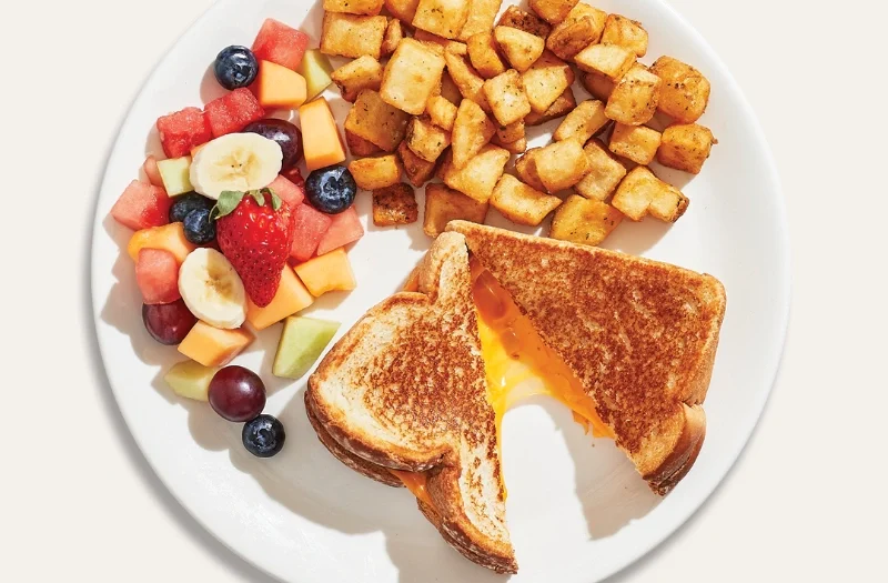 Grilled cheese classique avec sandwich grillé au fromage cheddar fondu