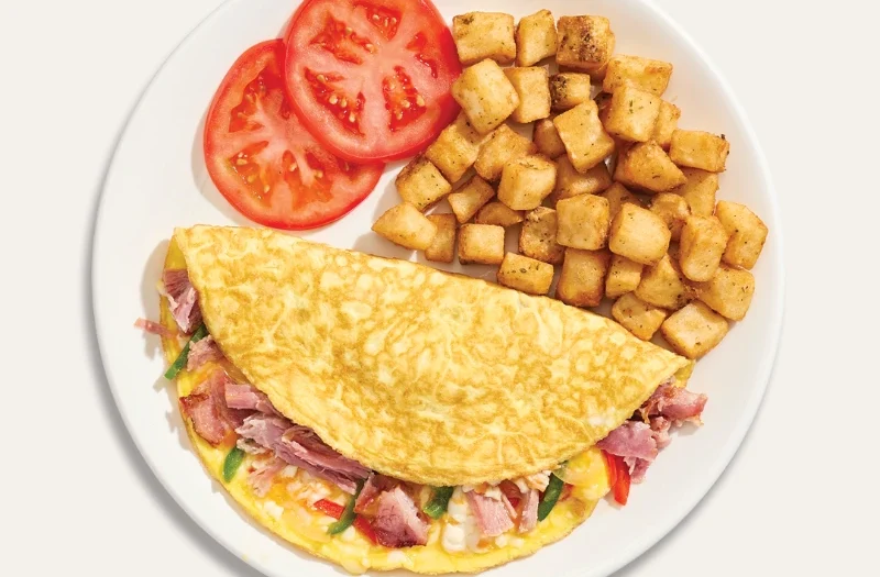 Western avec jambon effiloché, bacon, poivrons rouges et verts, oignons et mélange de trois fromages