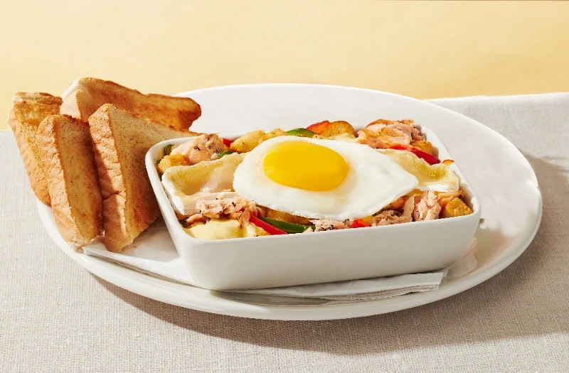 Saumon et brie avec œuf(s) à ton goût servi(s) sur une délicieuse préparation gratinée composée de pommes de terre assaisonnées, saumon rôti