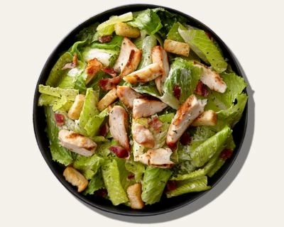 César au poulet, Laitue romaine avec croûtons et bacon, agrémentée d’une vinaigrette crémeuse à l’ail et de lanières de poitrine de poulet