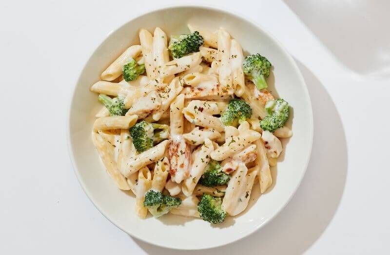 Chicken and broccoli pennine, Alfredo sauce, broccoli, chicken breast strips, white wine, and garlic