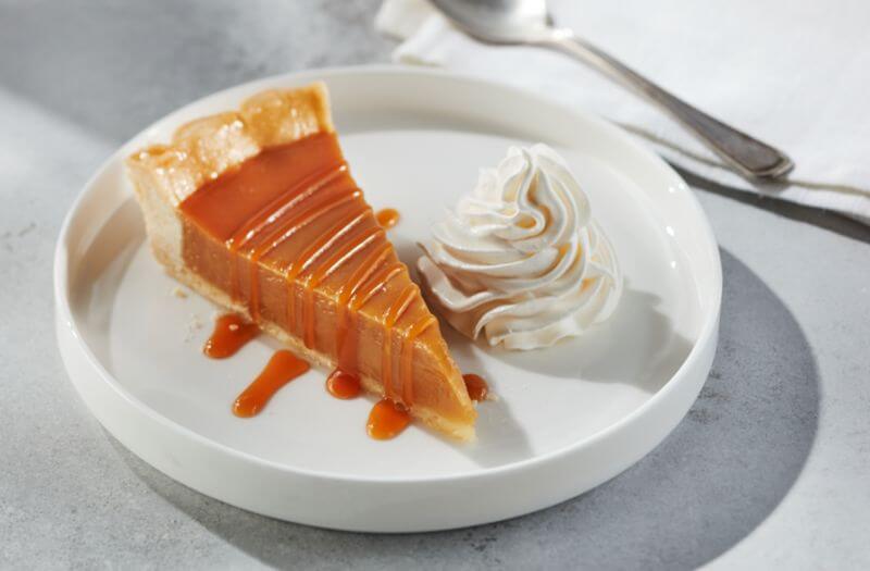 Tarte au sucre de chez nous avec un classique de chez nous! Servie avec de la crème fouettée et un coulis au caramel