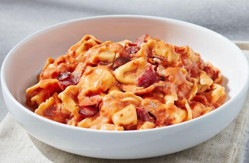 Bacon and rosée sauce Tortellini with cheese tortellini, bacon, Neapolitan sauce, and cream